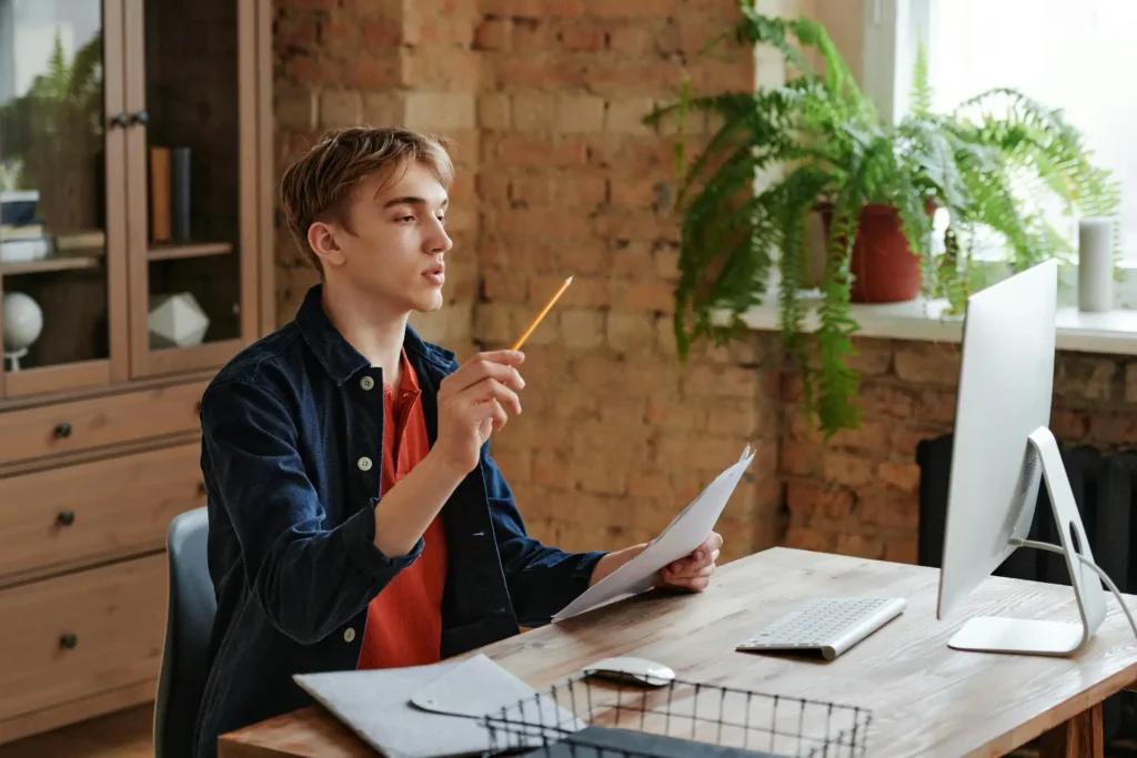 Adolescent travaillant à son bureau devant ordinateur