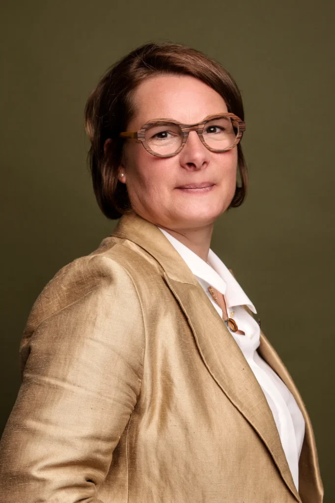 Portrait professionnel d’une femme en veste dorée