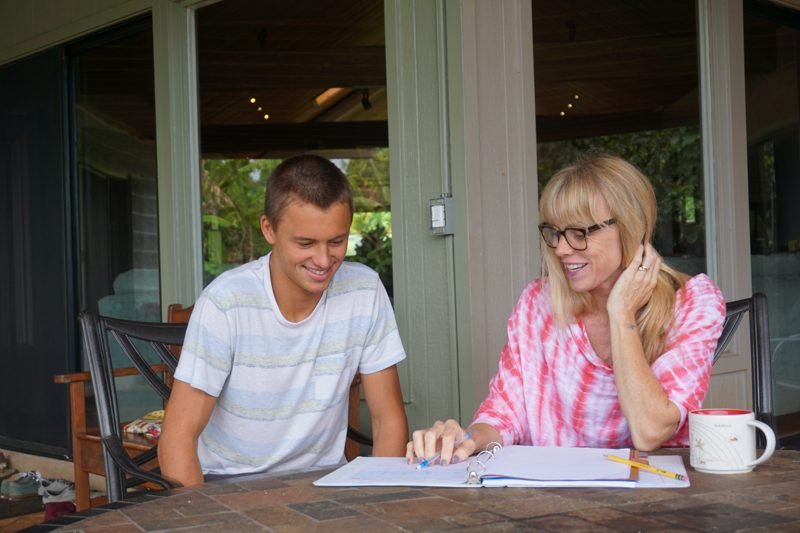 Mère et adolescent révisant des documents ensemble