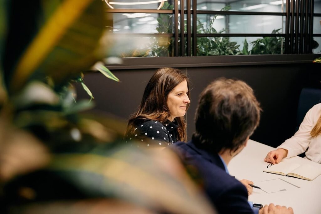 Réunion d'équipe dans un bureau moderne